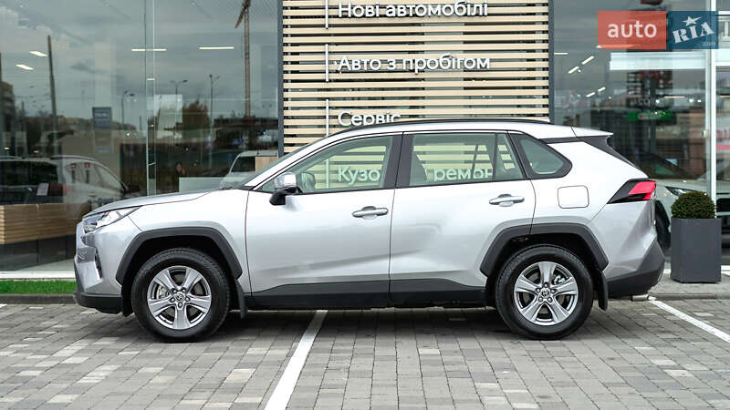 Позашляховик / Кросовер Toyota RAV4 2024 в Львові