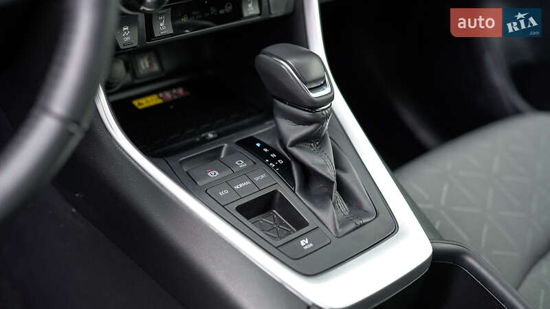 Позашляховик / Кросовер Toyota RAV4 2024 в Львові