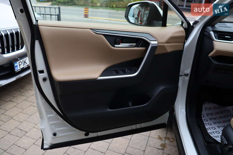 Позашляховик / Кросовер Toyota RAV4 2020 в Львові фото 12 Позашляховик / Кросовер Toyota RAV4 2020 в Львові