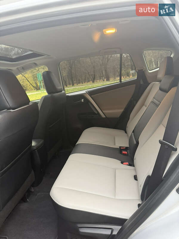 Внедорожник / Кроссовер Toyota RAV4 2016 в Львове