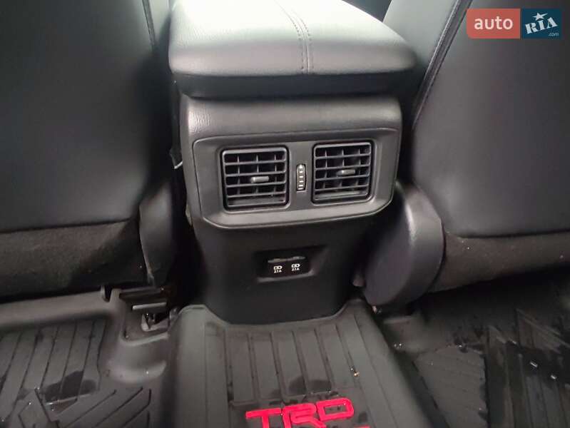 Внедорожник / Кроссовер Toyota RAV4 2019 в Киеве