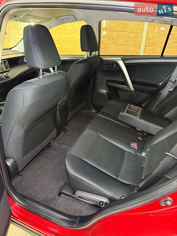 Позашляховик / Кросовер Toyota RAV4 2016 в Харкові