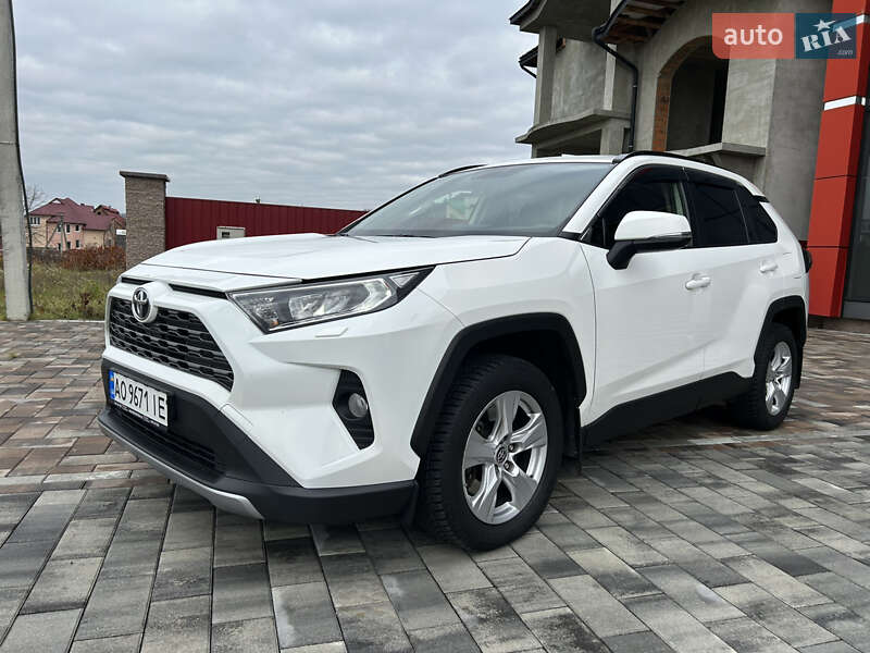 Внедорожник / Кроссовер Toyota RAV4 2019 в Тячеве