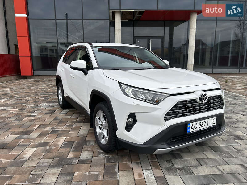 Внедорожник / Кроссовер Toyota RAV4 2019 в Тячеве