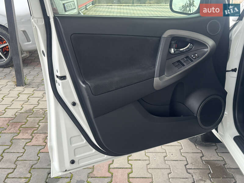 Внедорожник / Кроссовер Toyota RAV4 2011 в Виннице