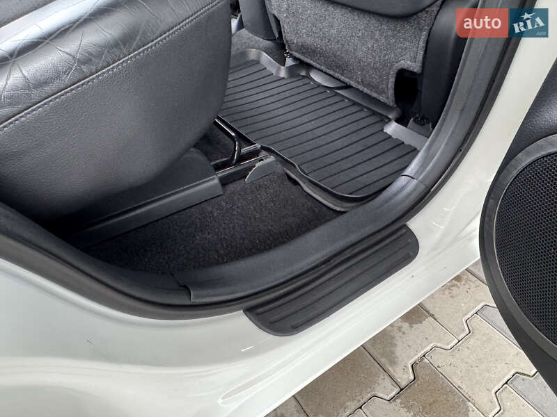 Внедорожник / Кроссовер Toyota RAV4 2011 в Виннице