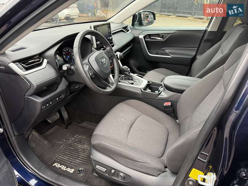 Внедорожник / Кроссовер Toyota RAV4 2020 в Киеве