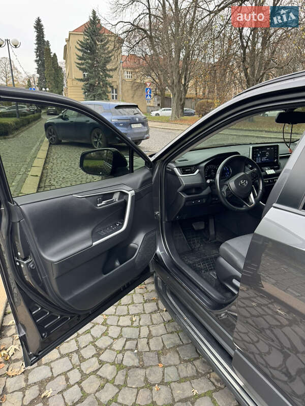 Внедорожник / Кроссовер Toyota RAV4 2019 в Ужгороде