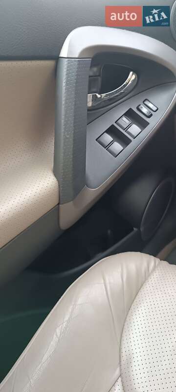 Внедорожник / Кроссовер Toyota RAV4 2005 в Львове