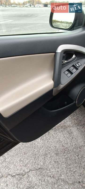 Внедорожник / Кроссовер Toyota RAV4 2005 в Львове