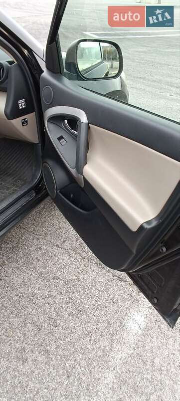 Внедорожник / Кроссовер Toyota RAV4 2005 в Львове