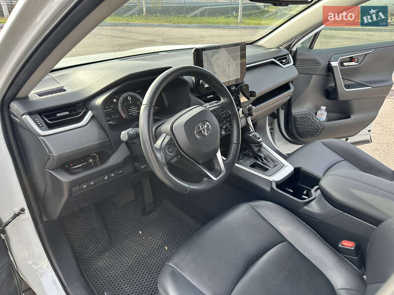 Внедорожник / Кроссовер Toyota RAV4 2023 в Днепре