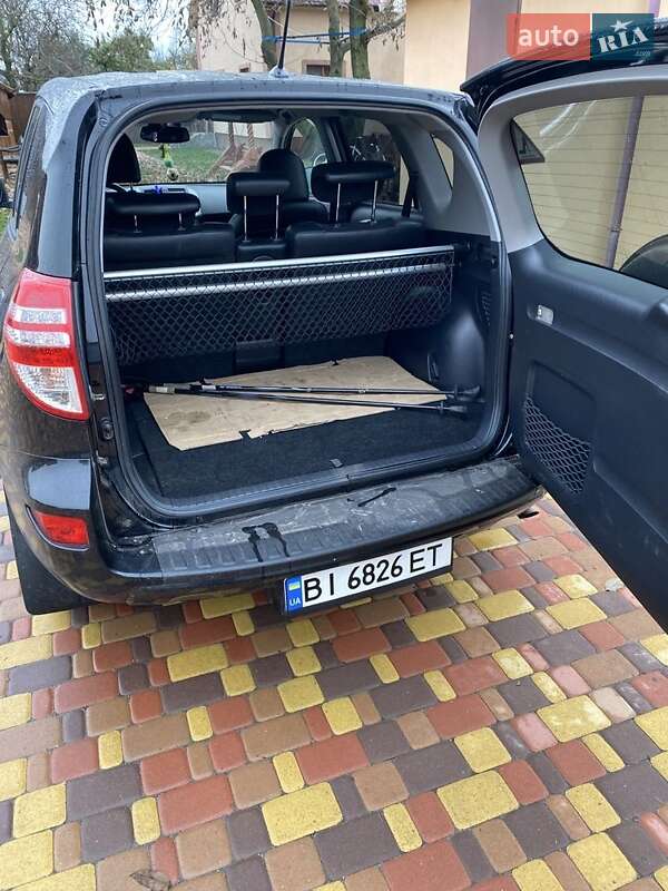 Внедорожник / Кроссовер Toyota RAV4 2010 в Миргороде