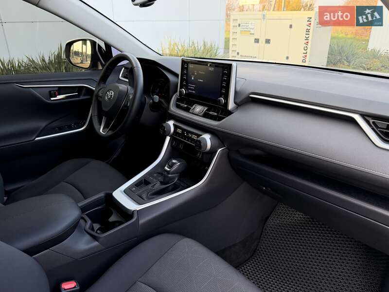 Внедорожник / Кроссовер Toyota RAV4 2019 в Днепре
