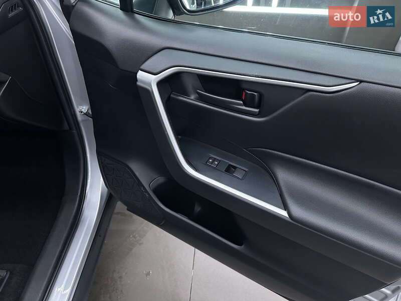 Внедорожник / Кроссовер Toyota RAV4 2022 в Ужгороде