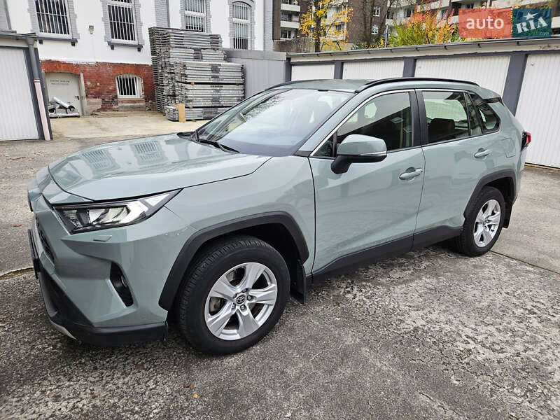 Внедорожник / Кроссовер Toyota RAV4 2020 в Ужгороде