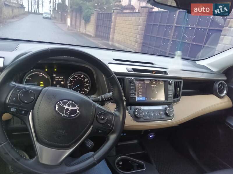 Внедорожник / Кроссовер Toyota RAV4 2016 в Ровно