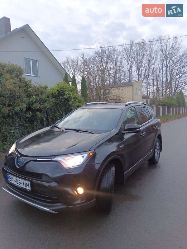 Внедорожник / Кроссовер Toyota RAV4 2016 в Ровно