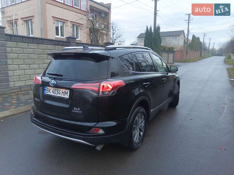 Внедорожник / Кроссовер Toyota RAV4 2016 в Ровно