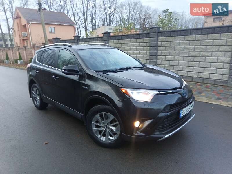 Внедорожник / Кроссовер Toyota RAV4 2016 в Ровно