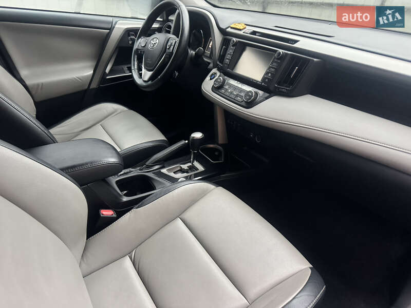 Внедорожник / Кроссовер Toyota RAV4 2017 в Киеве