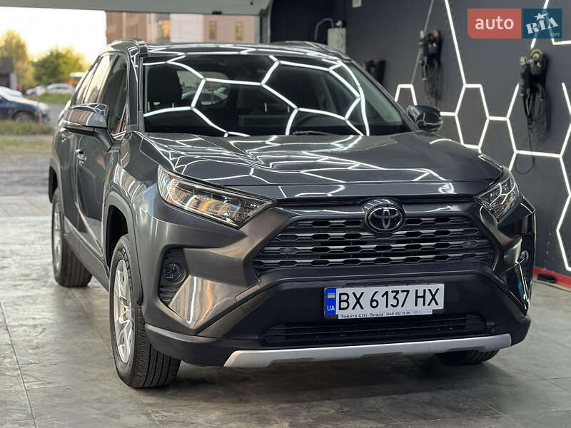 Внедорожник / Кроссовер Toyota RAV4 2019 в Киеве