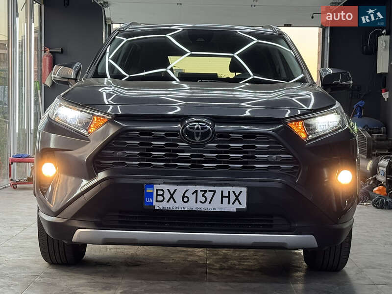 Внедорожник / Кроссовер Toyota RAV4 2019 в Киеве