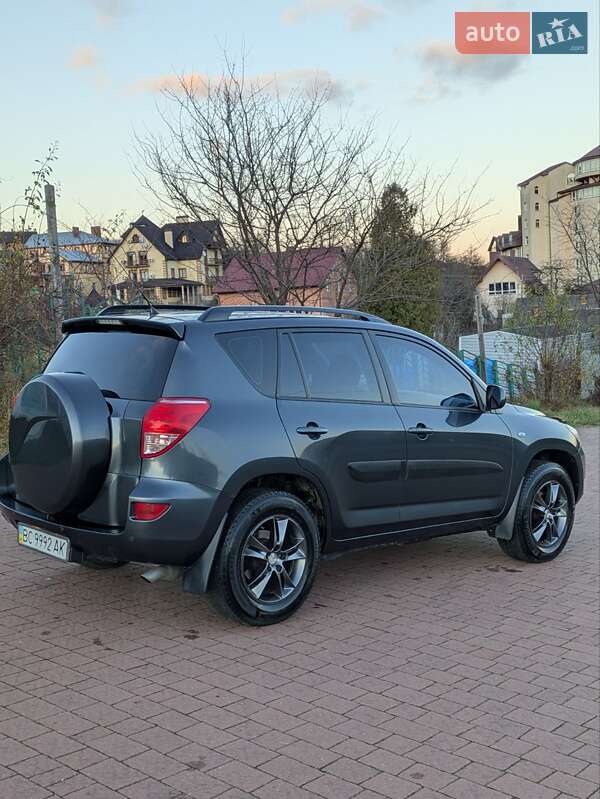 Внедорожник / Кроссовер Toyota RAV4 2006 в Трускавце
