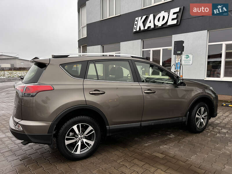 Внедорожник / Кроссовер Toyota RAV4 2017 в Луцке