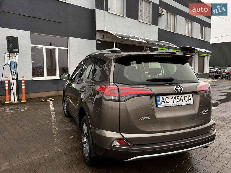 Внедорожник / Кроссовер Toyota RAV4 2017 в Луцке