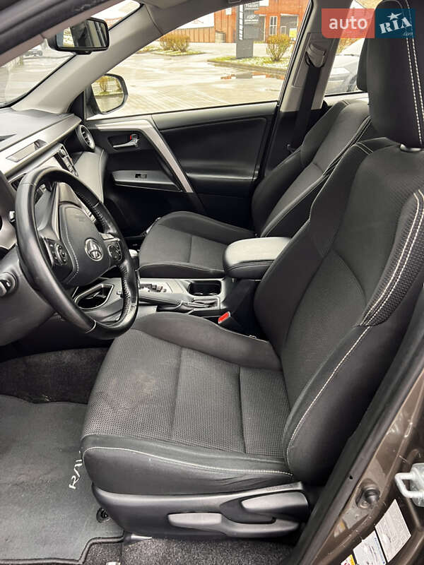 Внедорожник / Кроссовер Toyota RAV4 2017 в Луцке
