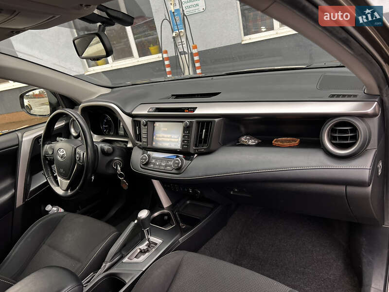 Внедорожник / Кроссовер Toyota RAV4 2017 в Луцке