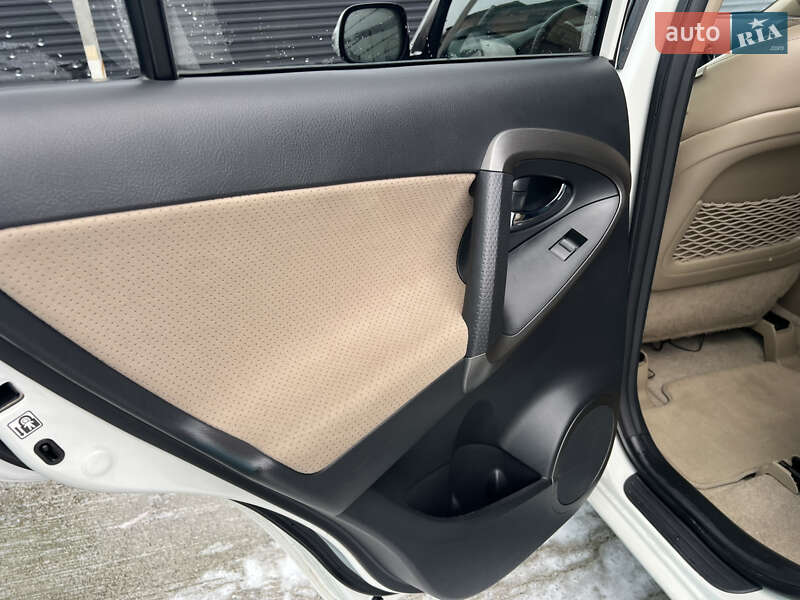 Позашляховик / Кросовер Toyota RAV4 2011 в Софіївській Борщагівці