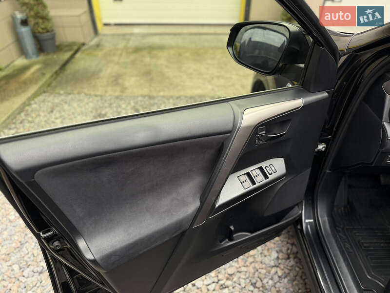 Внедорожник / Кроссовер Toyota RAV4 2018 в Киеве