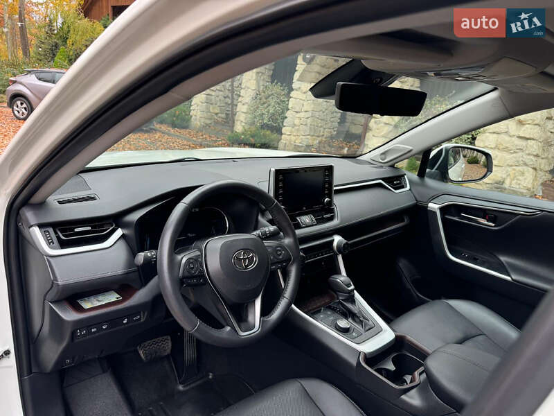 Позашляховик / Кросовер Toyota RAV4 2020 в Львові