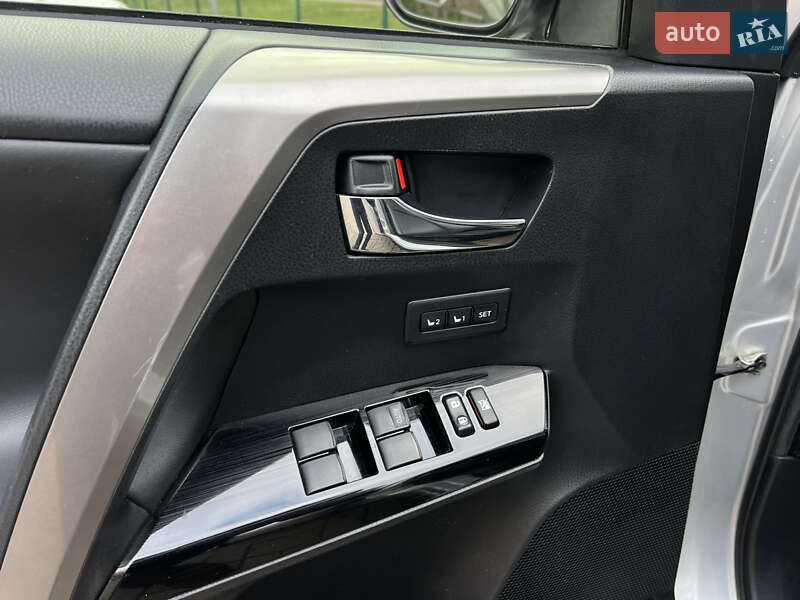 Позашляховик / Кросовер Toyota RAV4 2016 в Києві