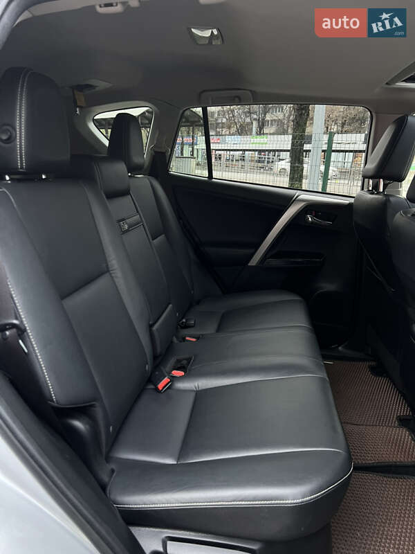 Позашляховик / Кросовер Toyota RAV4 2016 в Києві