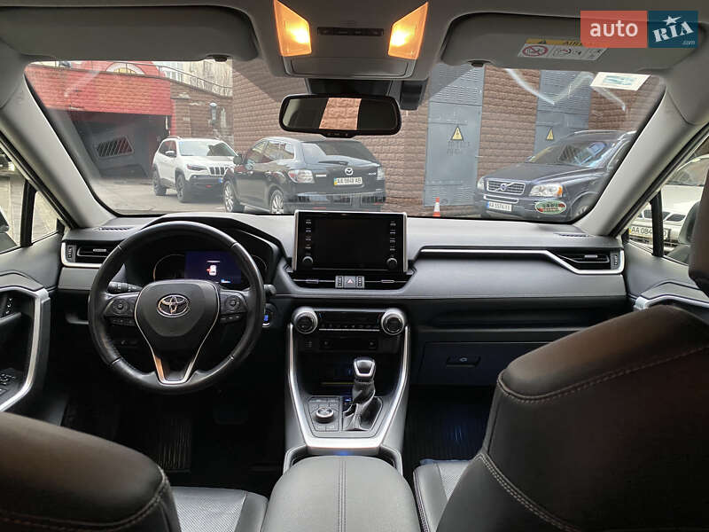 Внедорожник / Кроссовер Toyota RAV4 2020 в Киеве