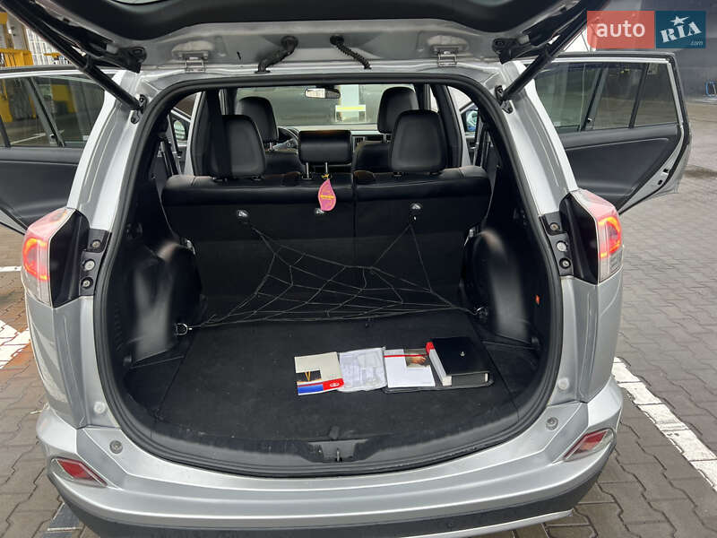 Позашляховик / Кросовер Toyota RAV4 2016 в Києві фото 12 Позашляховик / Кросовер Toyota RAV4 2016 в Києві