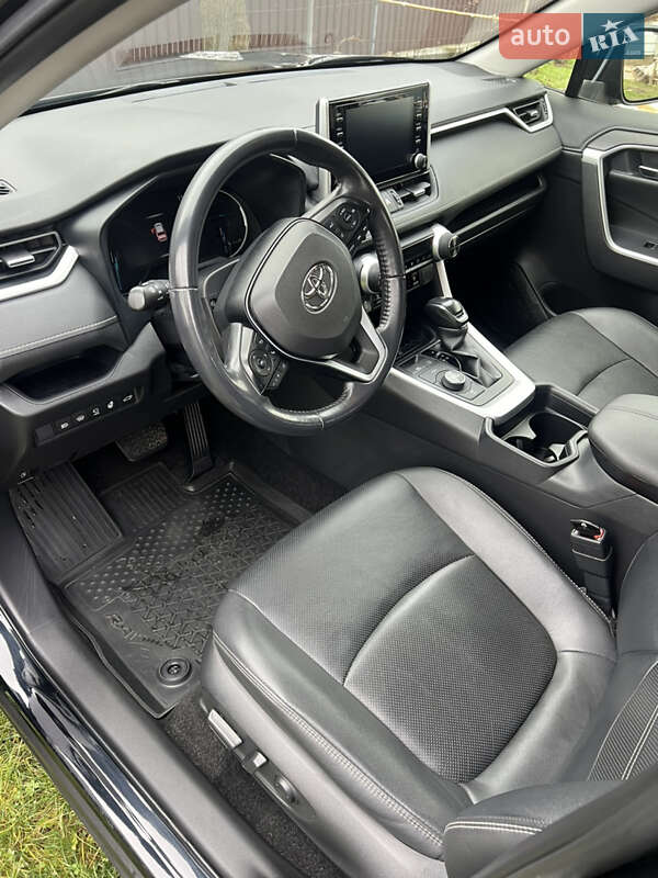 Внедорожник / Кроссовер Toyota RAV4 2020 в Буче