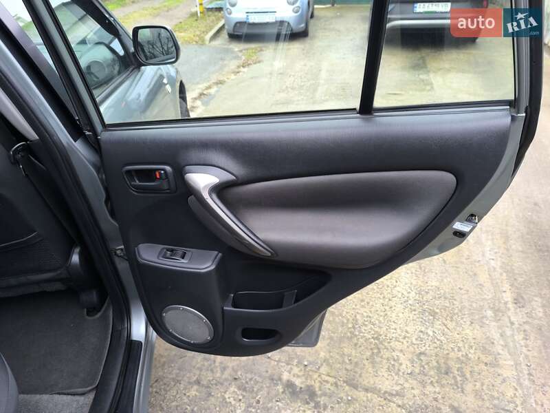 Позашляховик / Кросовер Toyota RAV4 2003 в Києві