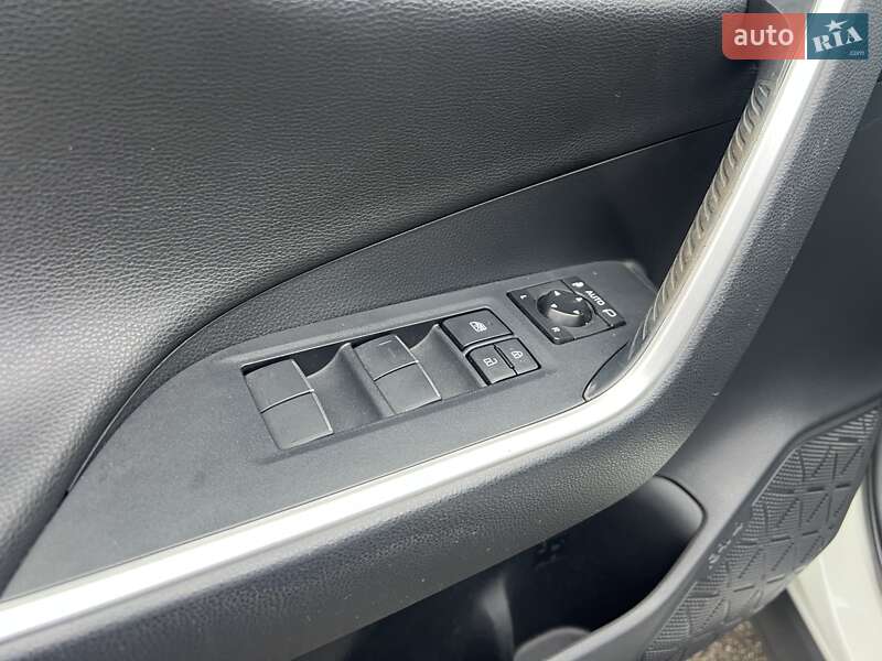 Позашляховик / Кросовер Toyota RAV4 2019 в Києві