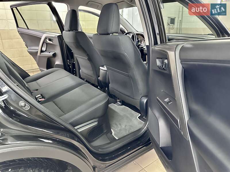 Позашляховик / Кросовер Toyota RAV4 2018 в Сумах