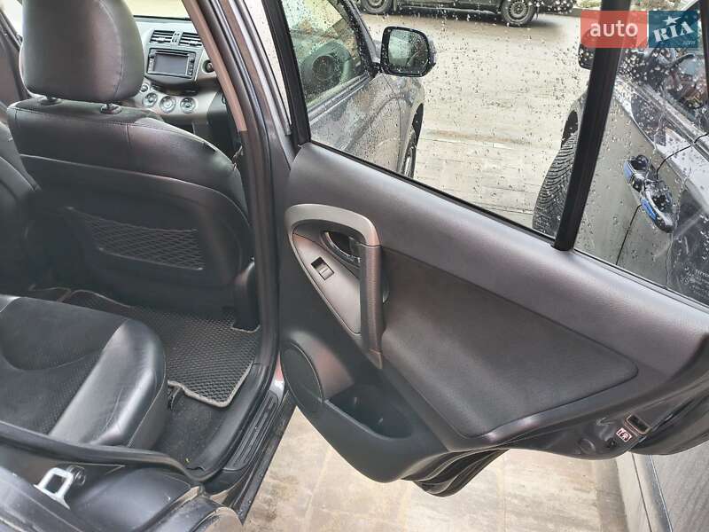 Внедорожник / Кроссовер Toyota RAV4 2012 в Софиевской Борщаговке