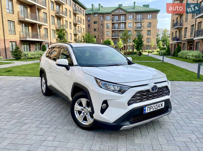 Внедорожник / Кроссовер Toyota RAV4 2019 в Киеве
