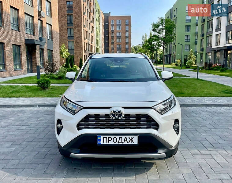 Внедорожник / Кроссовер Toyota RAV4 2019 в Киеве
