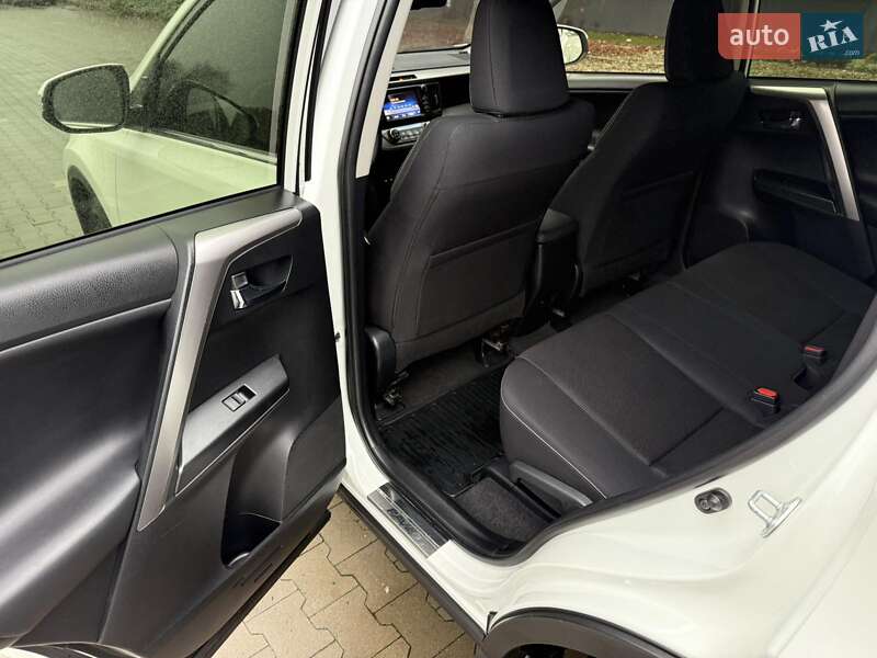 Позашляховик / Кросовер Toyota RAV4 2016 в Києві фото 73 Позашляховик / Кросовер Toyota RAV4 2016 в Києві