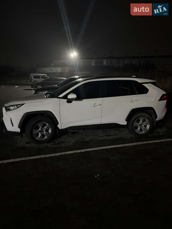 Внедорожник / Кроссовер Toyota RAV4 2020 в Хмельницком