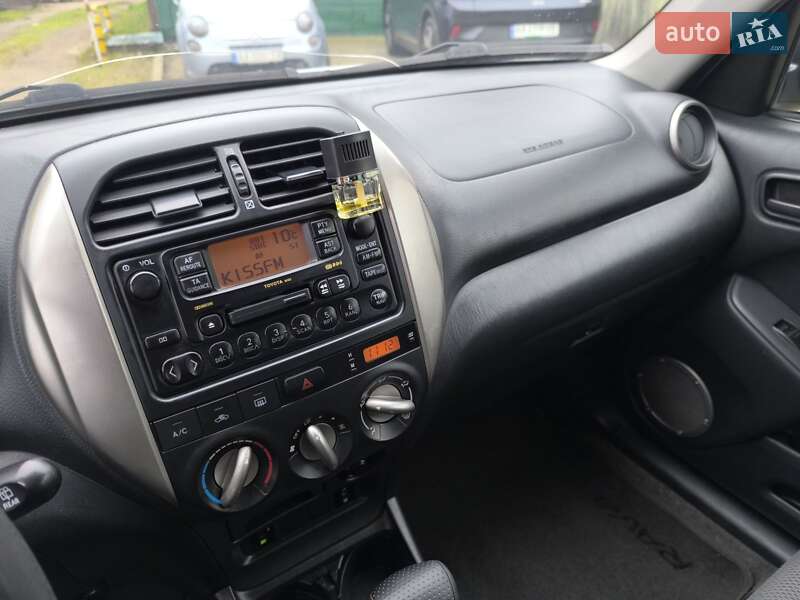 Внедорожник / Кроссовер Toyota RAV4 2003 в Киеве