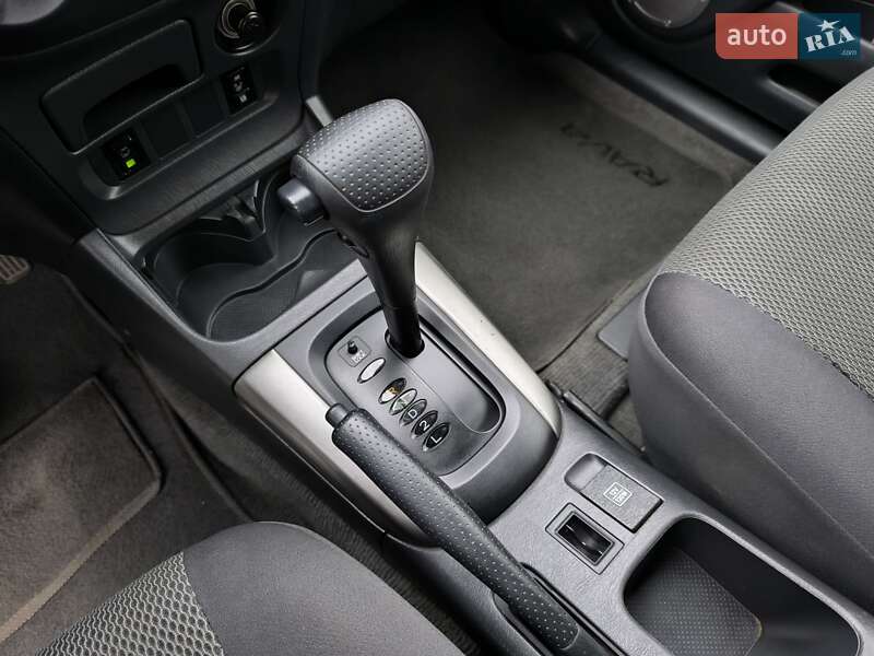 Внедорожник / Кроссовер Toyota RAV4 2003 в Киеве